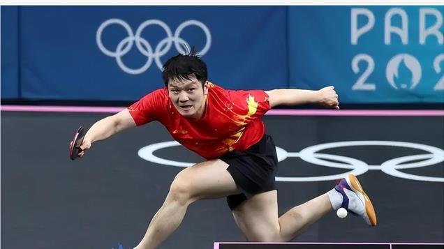 国乒真情流露：秦志戬前去探望，王皓在旁鼓励他，做好坚实的后盾