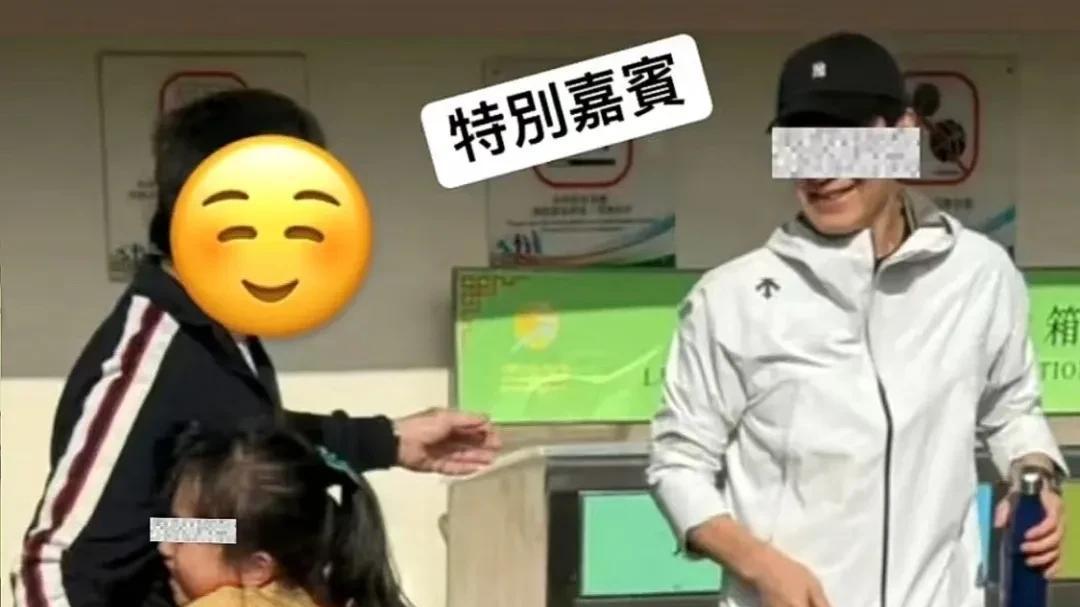 黎明夫妇现身女儿校运会 拿水杯笑容慈祥 7岁女儿胖嘟嘟扎马尾可爱