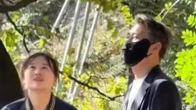 辛柏青现身大孤山祈福，和女儿挽手同行，17岁本本很像妈妈朱媛媛