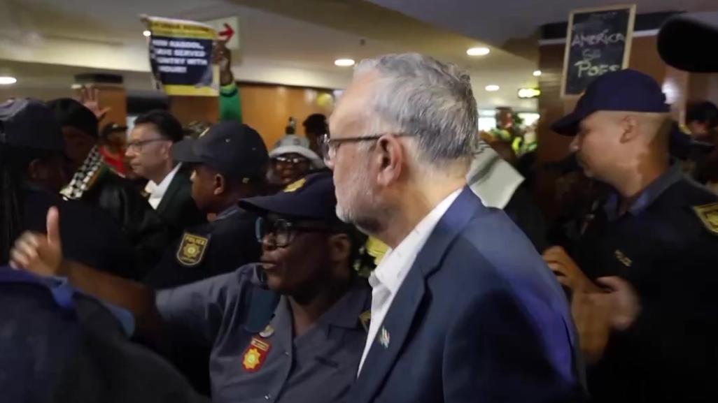 南非大使遭驱逐回国成英雄，机场演说硬刚美国霸权