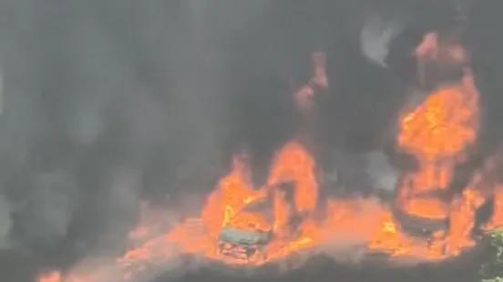 工业大道突发火情，货车起火引燃连排电动自行车 消防13分钟扑救保平安