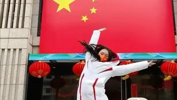花滑冠军朱易放弃美籍为中国而战



一个女孩，放弃美国国籍，选择为中国而战，你