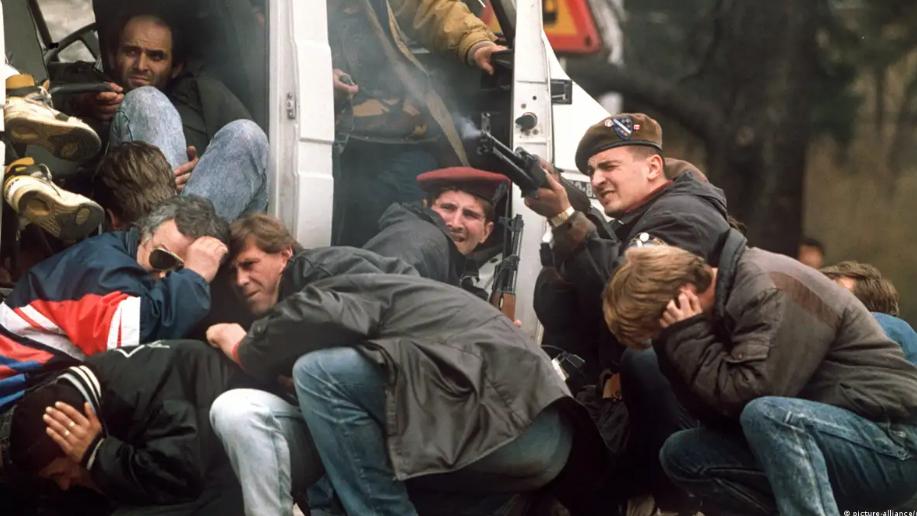 萨拉热窝“狙击手旅游”调查重启：富豪们付费杀害平民取乐