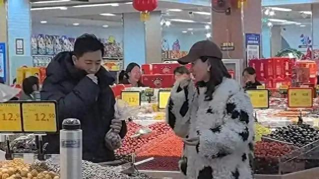 40岁韩庚携卢靖姗东北过年，夫妻俩有说有笑，吃“苍蝇馆”接地气