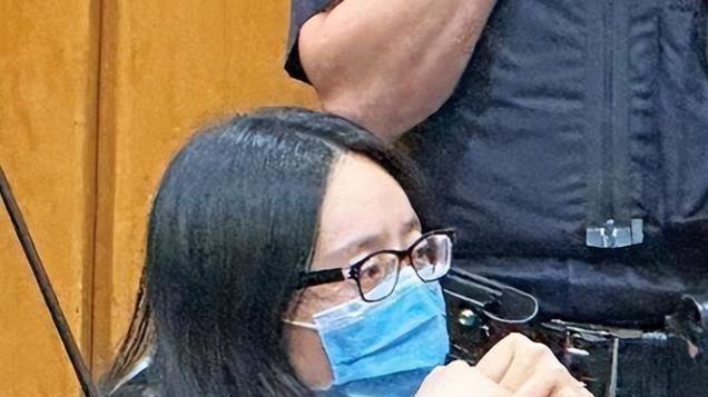 为拿美国绿卡，在联合国大楼举牌抹黑中国的张晓宁，终于“圆梦”