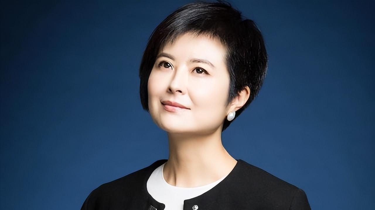 她曾是央视一枝花，低调嫁大18岁李铁为妻，如今52岁已满头白发