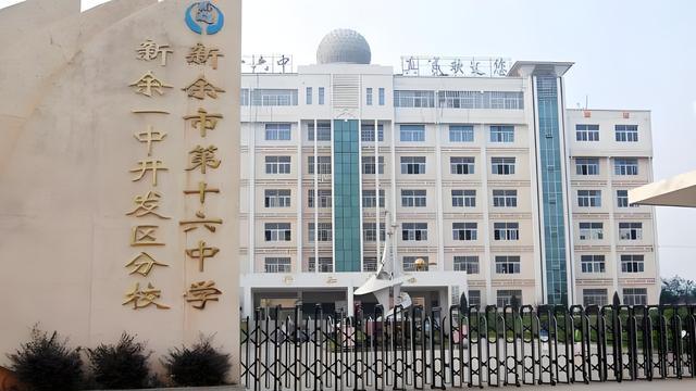 校长免职不冤！中学食堂人员脚踩食材，学校是关心下一代先进单位