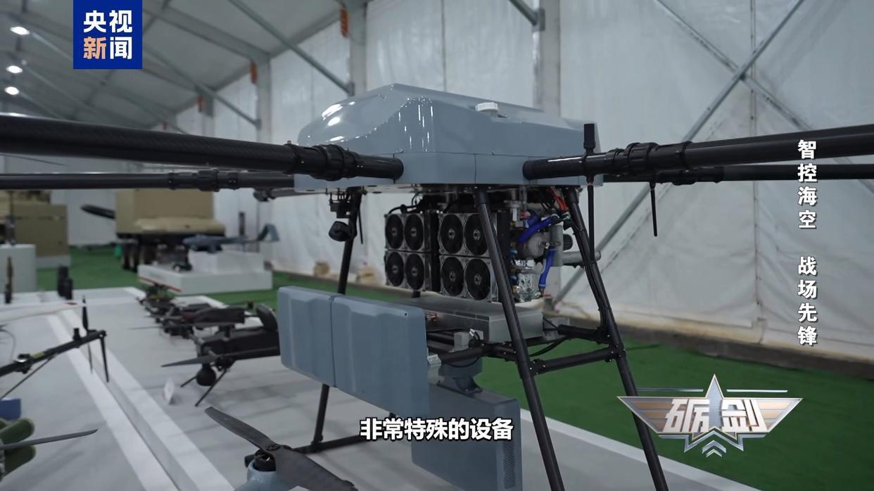 未来战场降临！机器狗扛枪冲锋，无人机蜂群协同作战震撼亮相