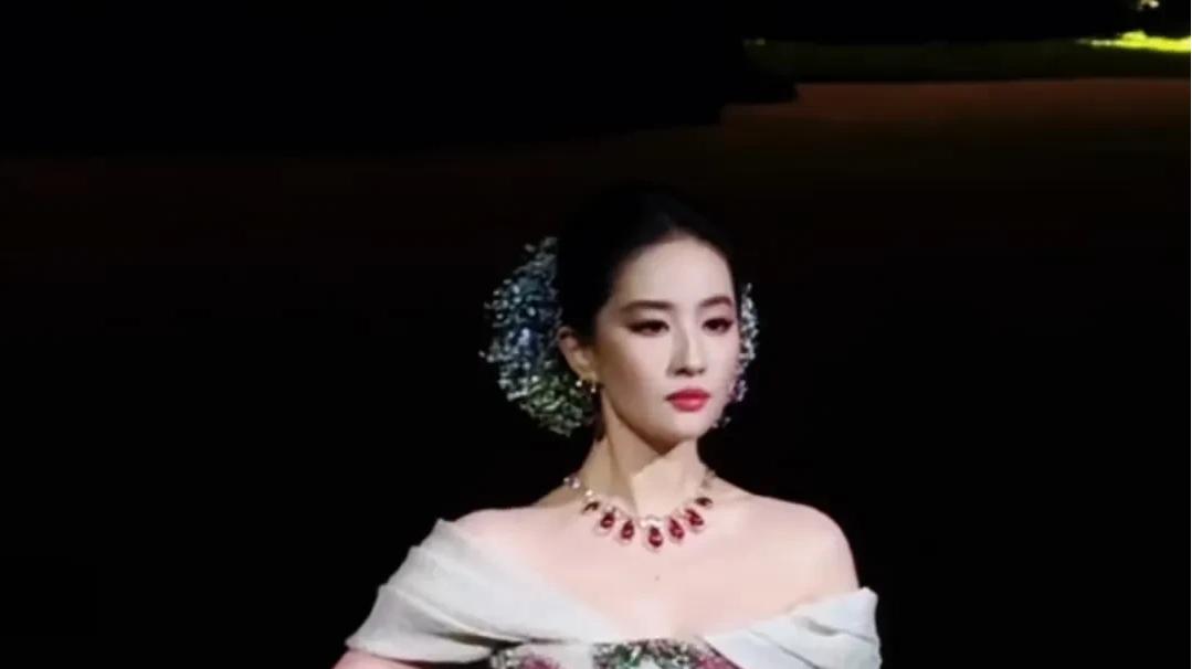 红毯惊魂3秒钟！刘亦菲手链突然断裂，她的反应让全场称赞