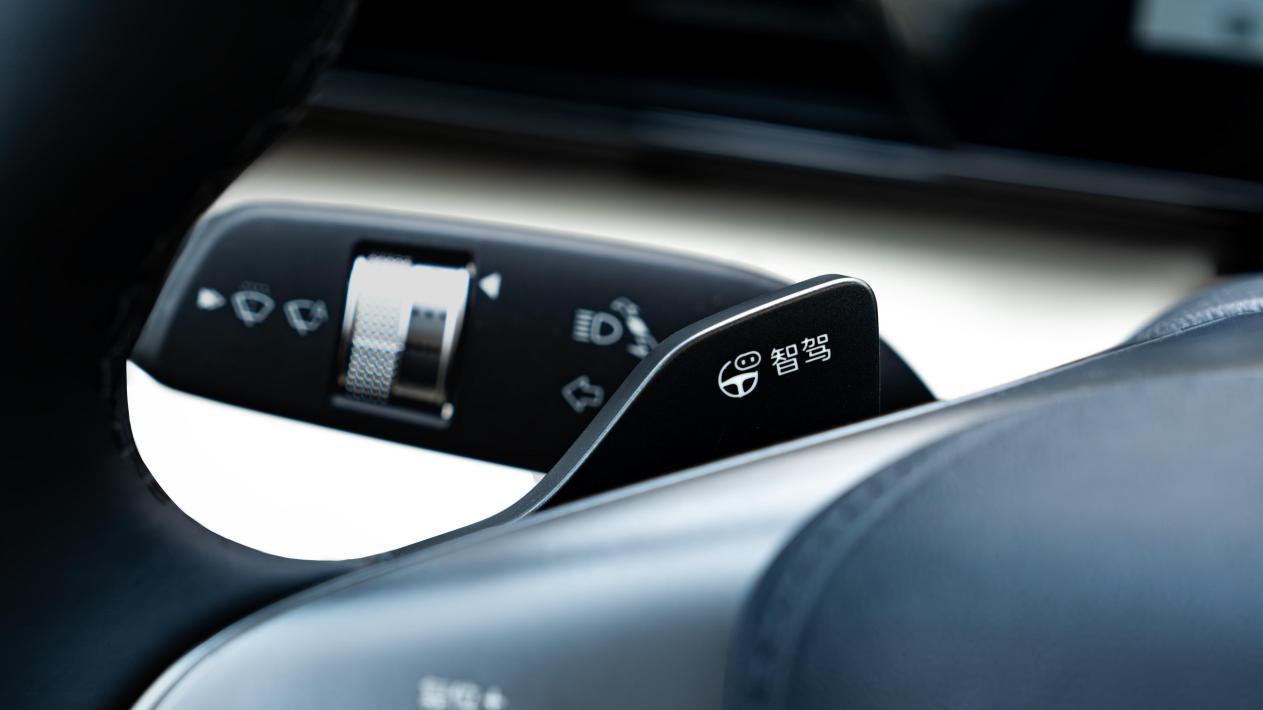 秦L EV内饰图曝光，主打科技时尚，配电子怀挡、冷暖冰箱