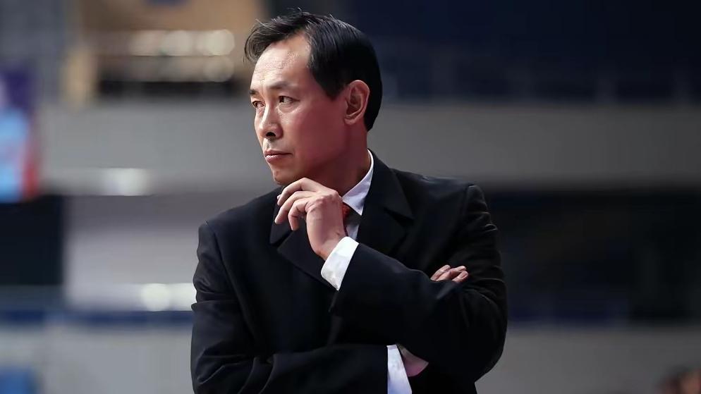 篮球速递！首钢赢球！许利民肯定周琦，赵睿！两名外援“拉胯”！