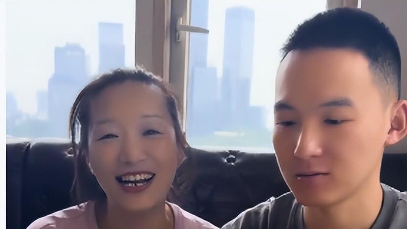 谢浩男现身重庆，3人早餐吃包子茶叶蛋，浩男安排大妹干活