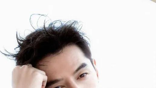 42岁胡歌罕见秀恩爱，妻子身材娇小五官耐看，亲密互动越来越有夫妻范