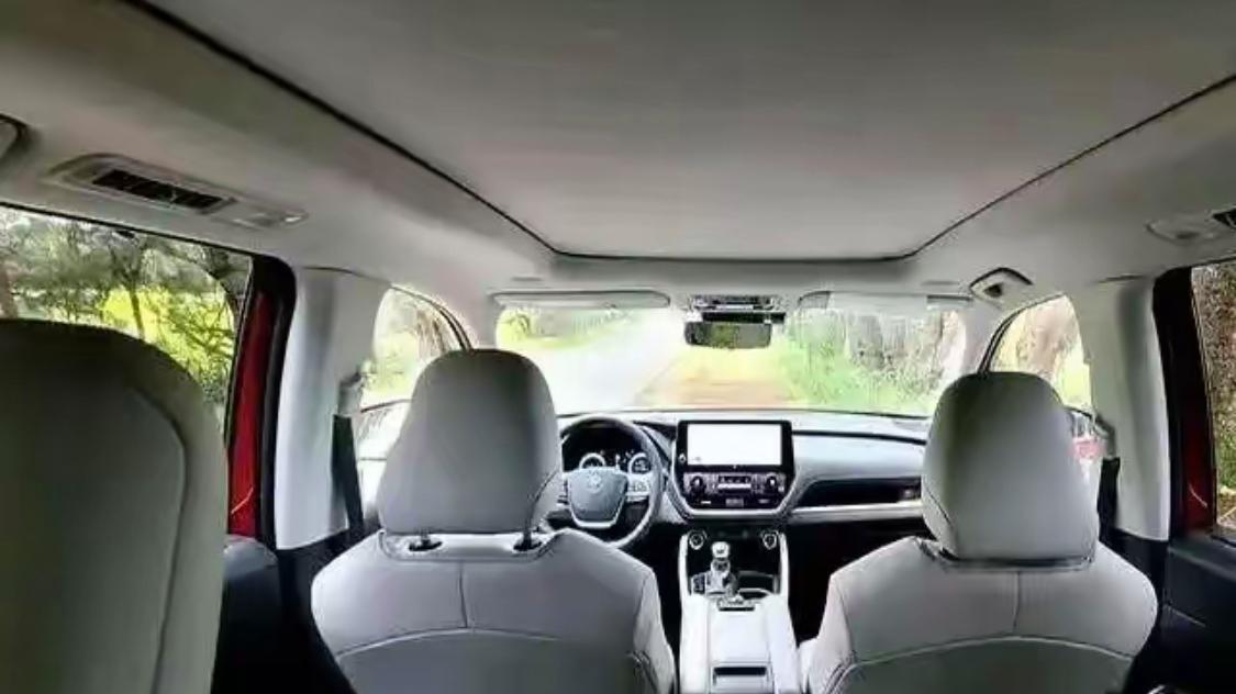 2025款汉兰达升级西装暴徒造型，油耗低至5.3L，安全配置超越同级豪华车型