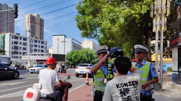 电动车有利民新政策，多地取消违章“4项处罚”，包括未配戴头盔