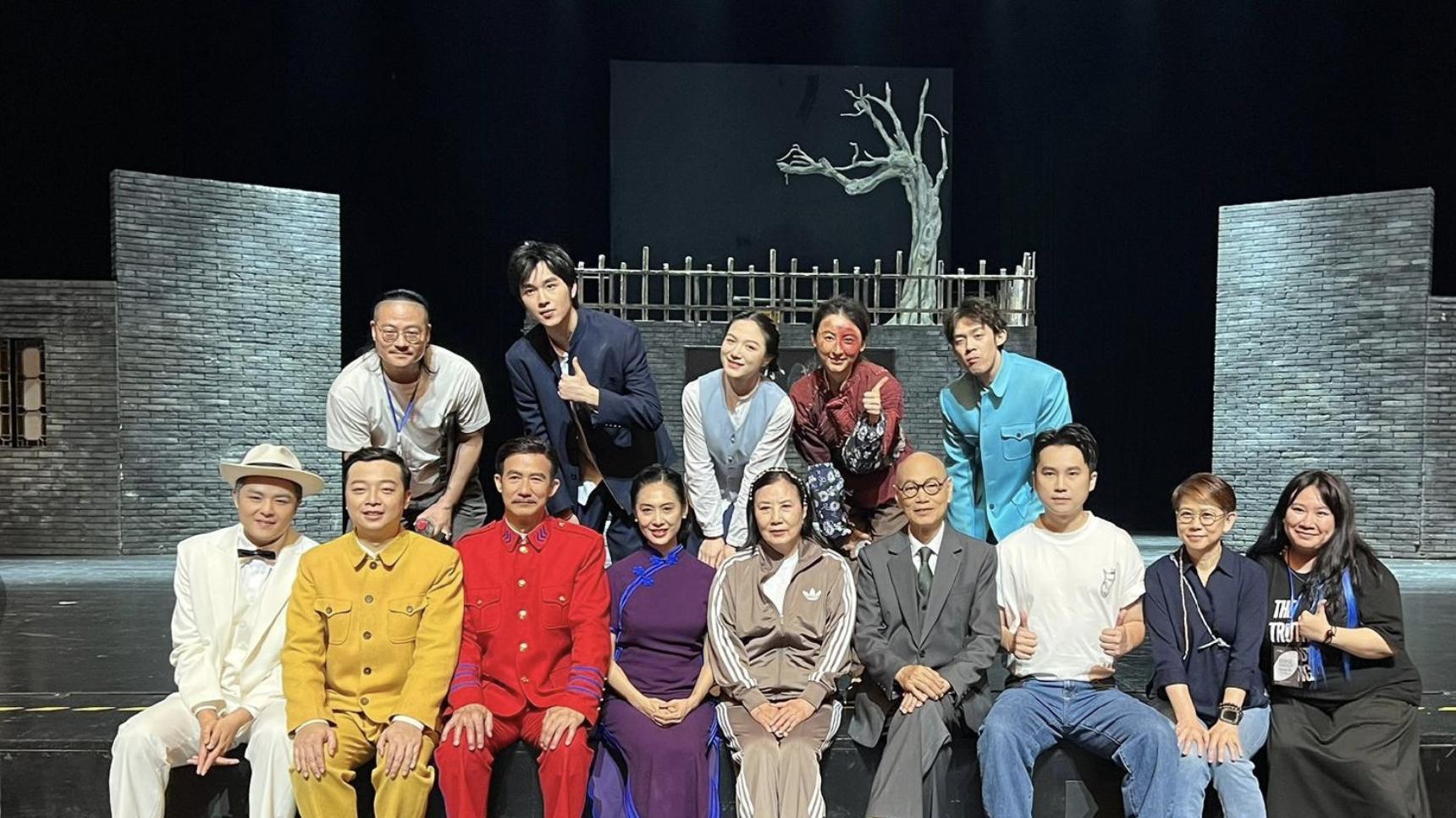 汪明荃宁波旅游素颜合照超亲切，罗家英风衣打扮严实