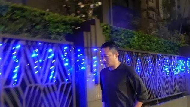汪小菲抵台独行淋雨！神情悲伤为何无言？背后隐情引关注