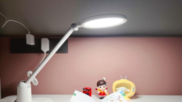 家长请收到！书客SKY护眼台灯，写作业不费眼，用光真舒适