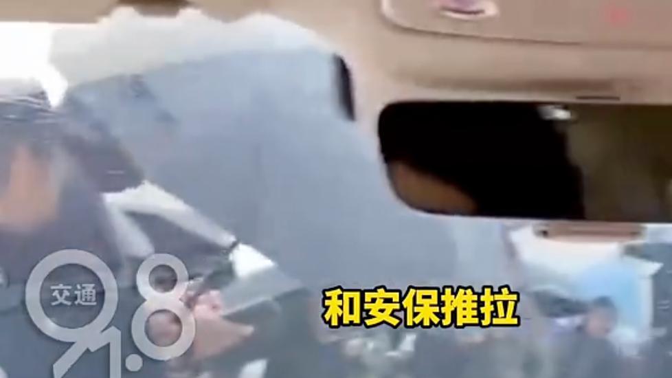 智界S7车主维权遭阻截 ，偷拍维权车主的车牌号，鸿蒙智行干的？