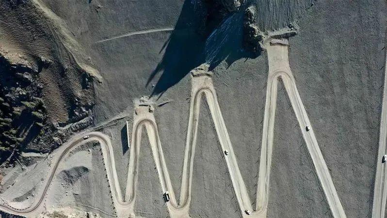 新疆荒漠惊现“新三峡”！中国百亿工程改写世界水利史！