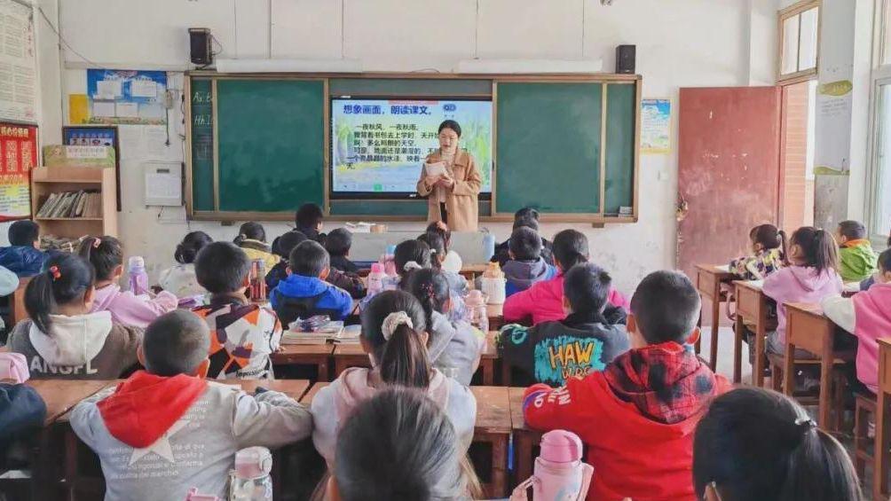 信阳市平桥区龙井乡中心小学教师陈雪梅：画笔为媒 童心作画