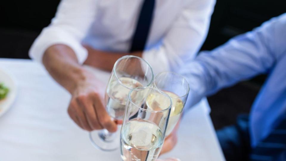 酒桌称兄道弟，事后杳无音信：那个热情的客户，为何突然冷淡？