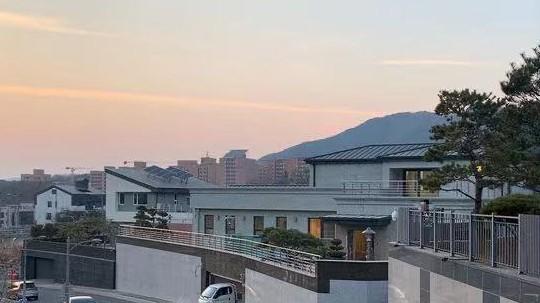 朴槿惠和他什么关系？又拉选票又送别墅，73岁无儿无女与他相伴