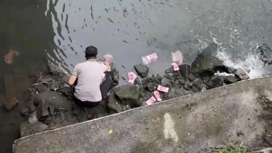 深圳河道惊现大量成扎百元钞票，男子疯狂捡钱，该报警还是私吞？