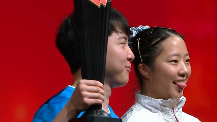 颁奖礼：张怡宁颁发鲜花，林仲勋与王楚钦嗨聊，申裕斌调皮吐舌头