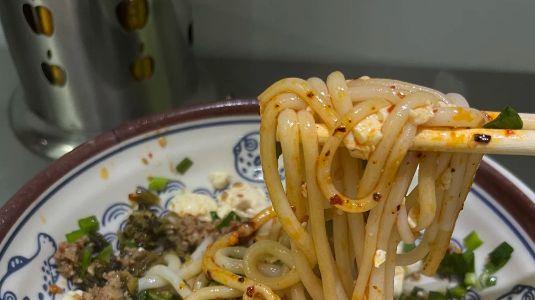 昆明豆花米线酸辣风味，清爽开胃街头小吃