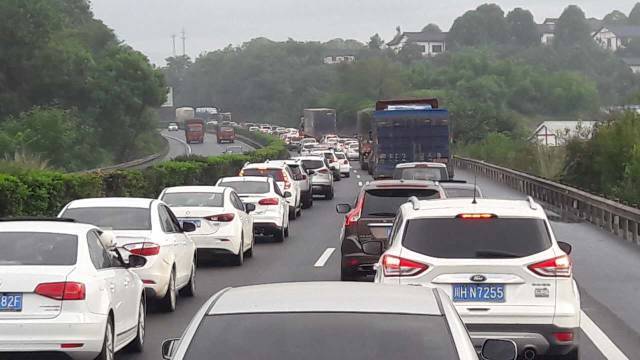 城市拥堵路况下的驾驶策略