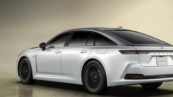 丰田皇冠发布两款特别版：70周年纪念版与哑光金属版，仅限日本