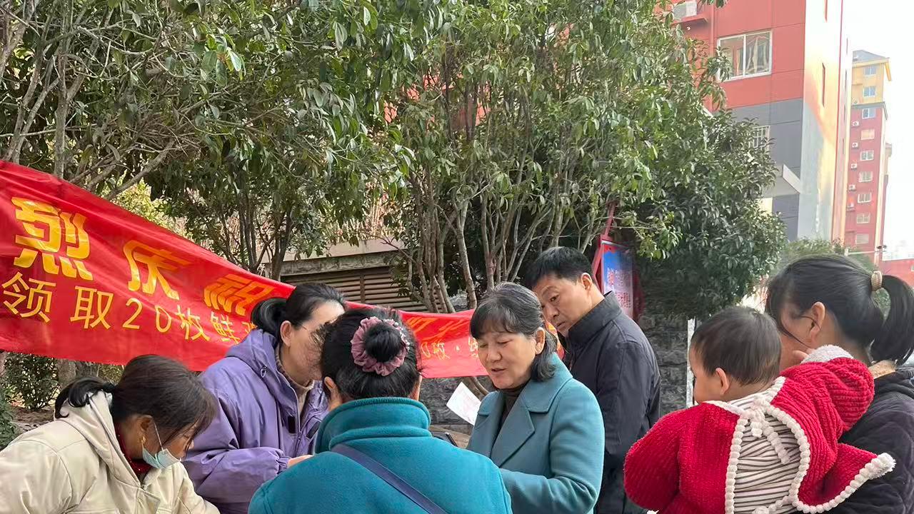 万家灯火超市开业首日  入驻南阳成视康人气爆棚