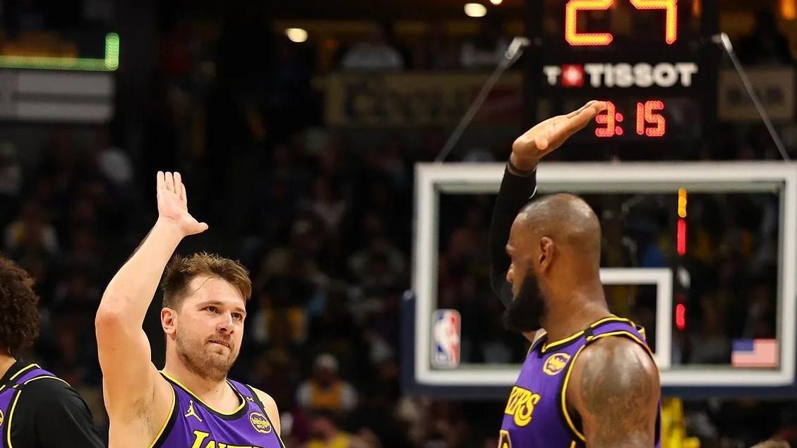 湖人4连胜！就问现在这阵容谁顶得住？