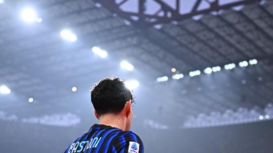 意甲领头羊易主！劳塔罗破球荒比肩队史三大传奇，国米2-0拉齐奥