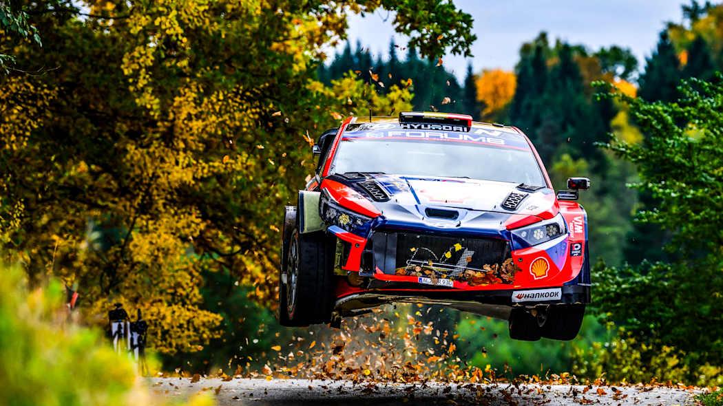 Ogier 在丰田的激烈争斗中击退了 Rovanperä