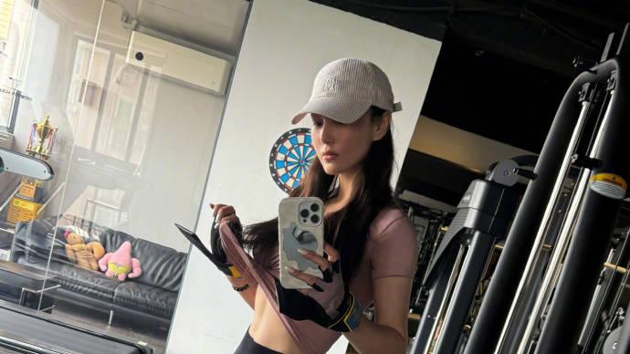 38 岁张馨予素颜健身照流出，马甲线抢镜，腿部线条堪称逆天
