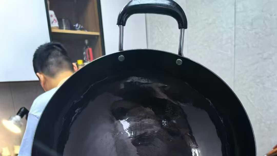 《别再被网红锅坑了！这3个对比让你看清匠合锤铁锅的好》