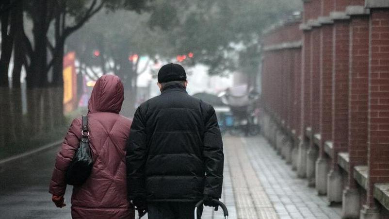 跟儿子女朋友第一次见面，她说：孩子要跟女方姓