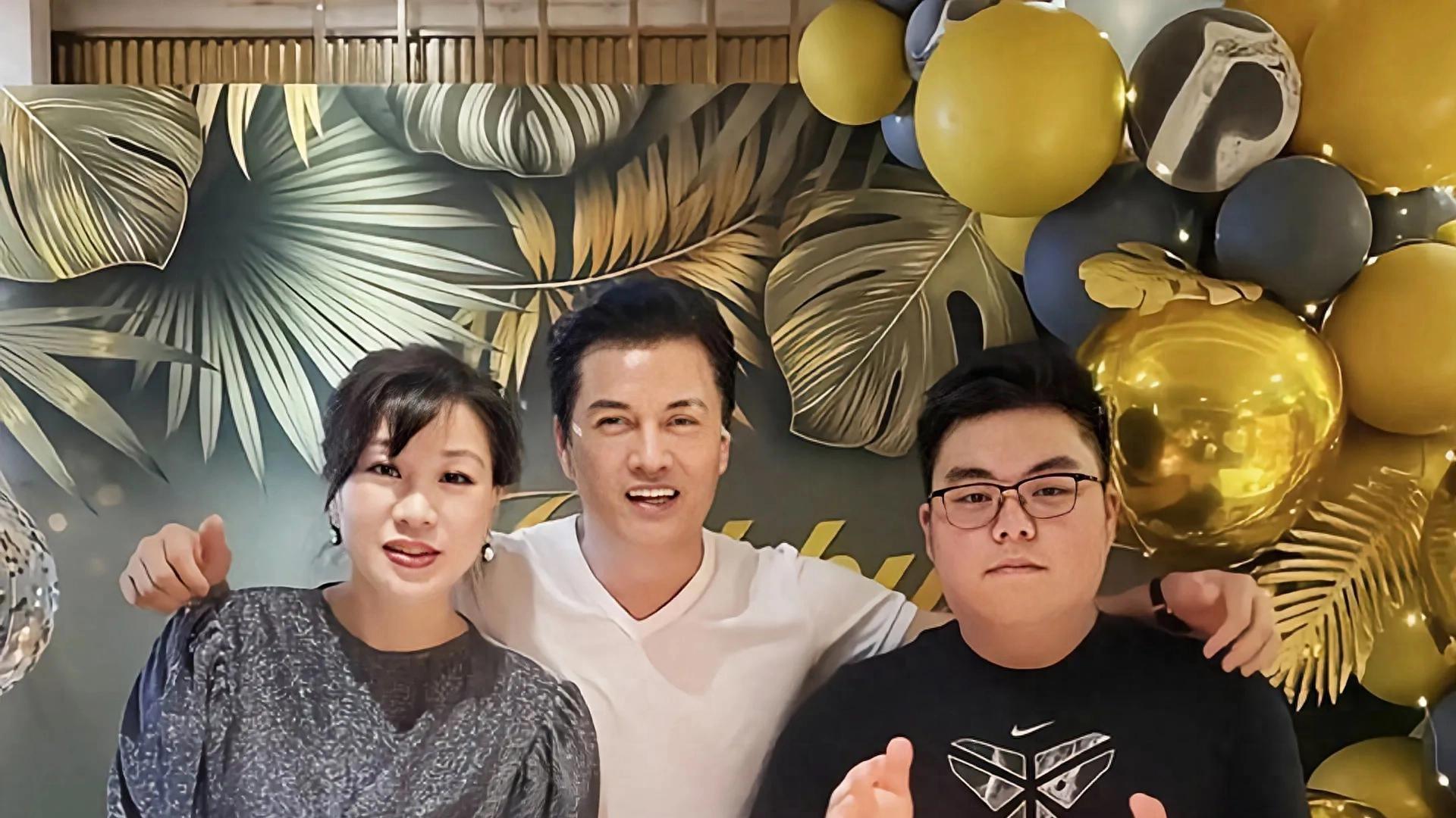 70岁吕良伟和儿子同框，吕善扬身材肥胖，颜值一般，两人不像父子