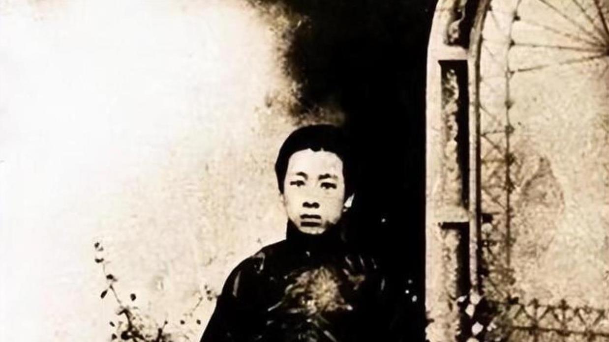 周总理逝世后，贴身皮夹中发现一张照片和四个字，是总理一生之痛