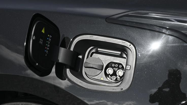 没买车的又有福了？极氪001“配置再进化”，全栈900V平台开发