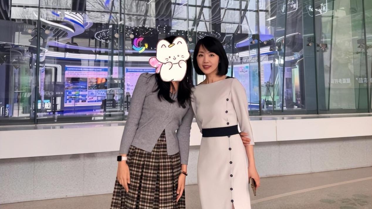 “岁月不败美人”，央视气象主持人杨丹被偶遇，本人又白又瘦
