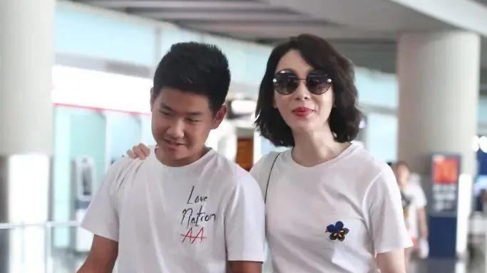 陈数和18岁儿子手牵手走机场，她打扮年轻靓丽，不像母子像姐弟