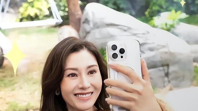 李嘉欣和妹妹香港逛公园被偶遇，美拉德造型54岁看起来只有24岁