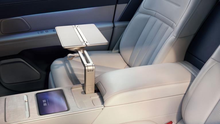 国产纯电行政旗舰轿车实拍，配23英寸轮圈，还有人会拒绝蔚来吗