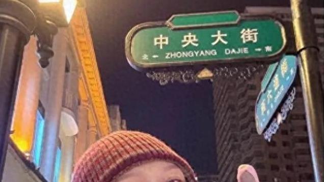 蔡少芬一家现身哈尔滨！怕冷穿两件羽绒服，小儿子躺在雪地超开心