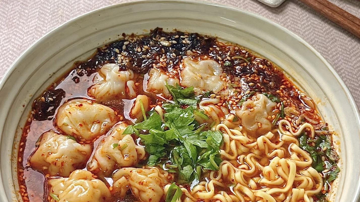 酸汤混沌面：一碗酸辣鲜香唤醒你的胃！