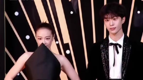 演员高叶走红毯服装造型独特 网友：怎么穿着钢笔就上去了？