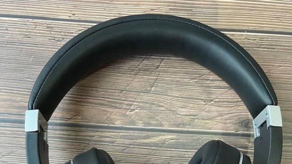 4款头戴耳机，在繁忙的城市街道漫步欣赏音乐